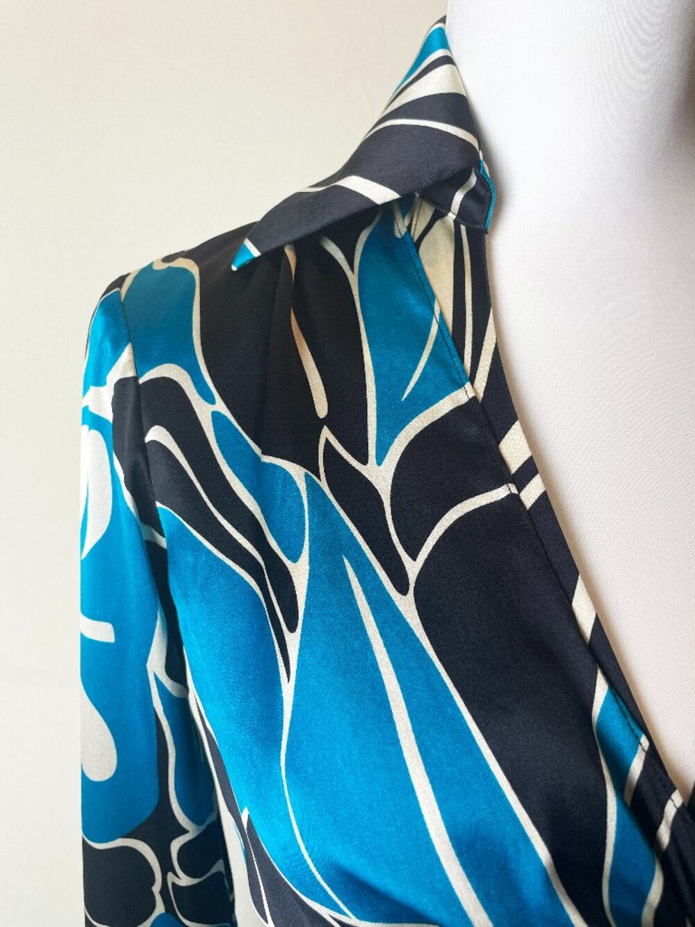 RARE 100% SILK CACHÉ Twist Front Blue Black Vintage Blouse Size Small EUC - Picture 3 of 10